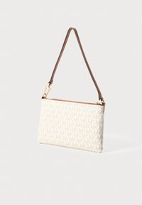 Beige lærred clutch taske med et gentagende MK-logo mønster, guld lynlås og et brunt læderrem. Slank rektangulær form.