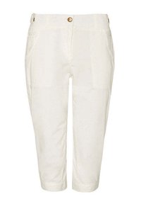 Pantalons en coton blancs raccourcis présentant une fermeture à bouton, deux poches avant et des poignets retroussés avec une texture lisse. Design simple sans motifs.