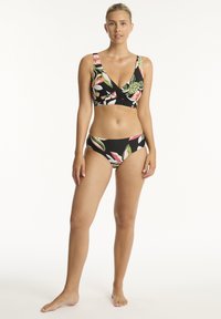 Czarny bikini w kwiatowy wzór z kolorowymi kwiatami i zielonymi akcentami, wykonane z gładkiego materiału, z owijanym topem i klasycznymi majtkami.