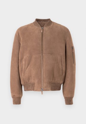 Giacca bomber in suede marrone con zip frontale, colletto a costine, polsini, fondo, tasche laterali e tasca con zip sulla manica sinistra.