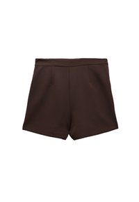 Pantalones cortos marrones de una tela suave, con una cintura alta, dos bolsillos frontales y un diseño limpio con un dobladillo recto.