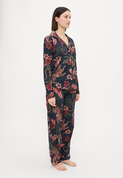Conjunto de pijama em azul-marinho em tecido suave, com estampado floral e de leopardo, incluindo uma blusa com botões e calças largas.