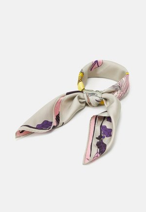 Foulard en soie beige clair avec des motifs floraux roses, violets et jaunes, plié et noué en un nœud lâche sur fond blanc.