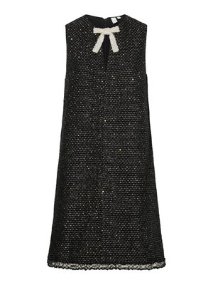 Schwarzes ärmelloses Kleid aus strukturiertem Stoff, mit einem Schlüsselaugen-Frontausschnitt und einer dekorativen weißen Schleife am Hals. Mittellanger Saum mit gewelltem Abschluss.
