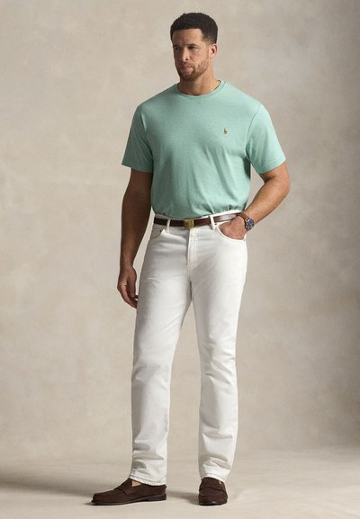 Μέντα πράσινο κοντομάνικο μπλουζάκι, λευκά τζιν, καφέ ζώνη και καφέ μοκασίνια. Καθημερινή ενδυμασία με άνετη εφαρμογή και απλό σχεδιασμό.