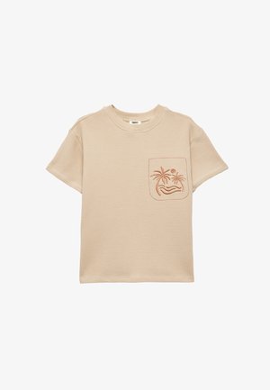 Beige wafel-gebreide t-shirt met korte mouwen, ronde hals en borstzak geborduurd met palmbomen, zon en golven.