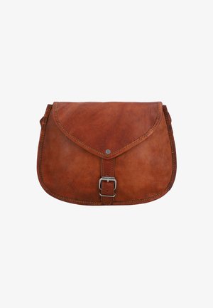 Hnědá kožená taška se klopou, akcentem s přezkou a kontrastním prošíváním. Hladký povrch s zakřiveným tvarem a zaoblenými okraji.