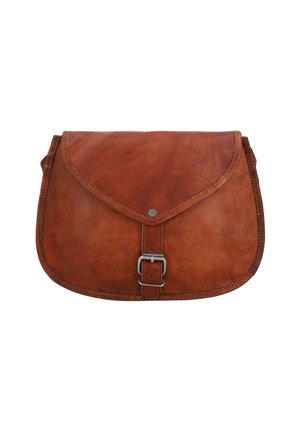 Bolso de cuero marrón con cierre de solapa, acento de hebilla y costuras en contraste. Textura suave con forma curva y bordes redondeados.