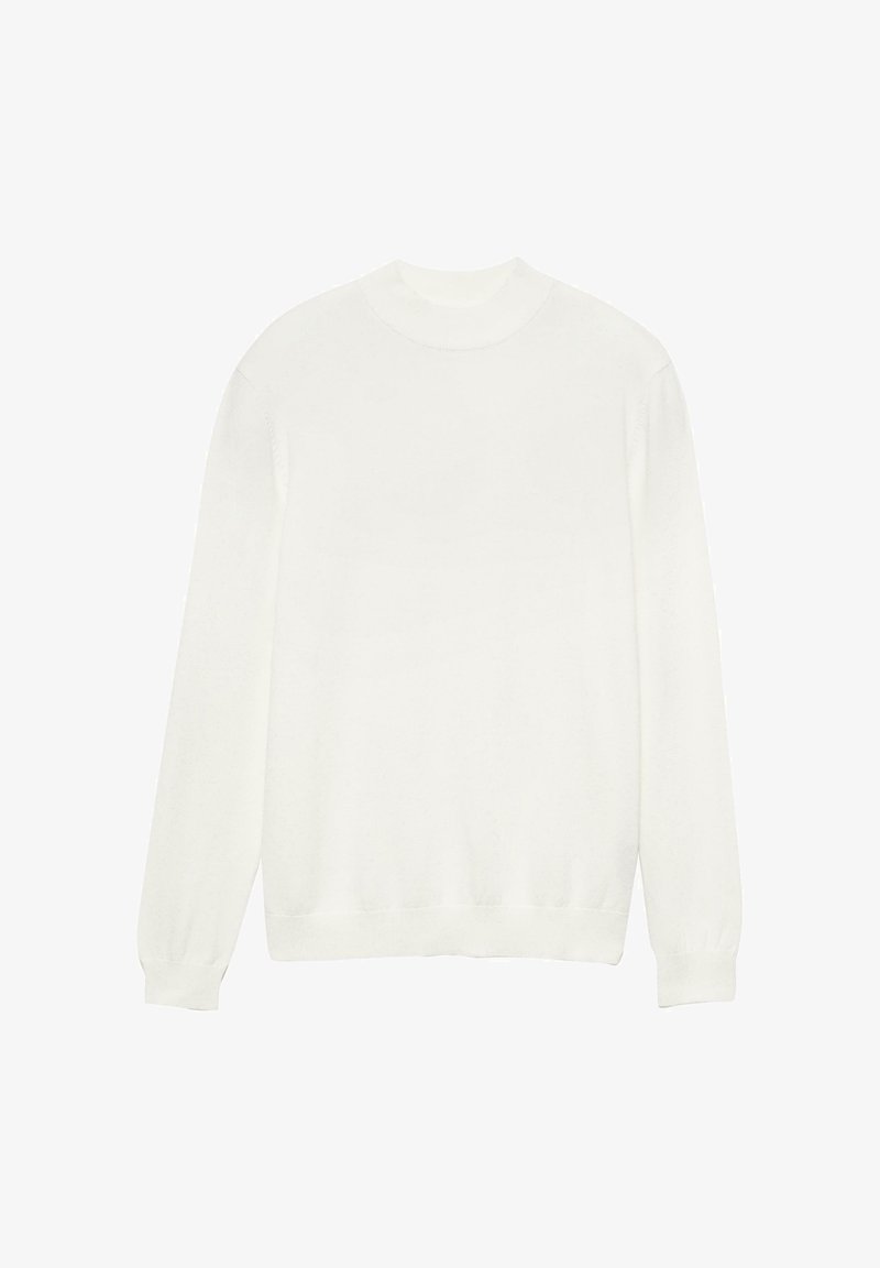 Pulover alb tricotat, cu guler rotund, mâneci lungi, manșete și tiv ribbate, textură moale, design minimal fără modele sau logo-uri vizibile.