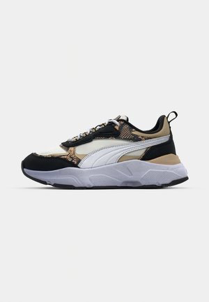 Svart og hvit sneaker med teksturerte multikolor aksenter. Har polstret krage, snøring foran og en tykk, formstøpt såle.
