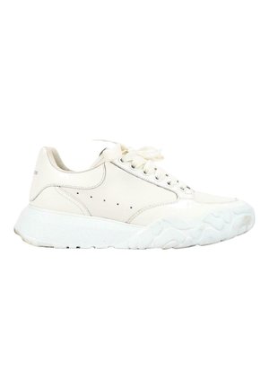 Białe niskie sneakersy z grubą teksturowaną podeszwą, z przodu sznurowane, z subtelnymi przeszyciami na boku i kołnierzu pięty.