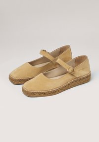 Semišové žluté espadrilky s kulatou špičkou, kotníkovým páskem a tkanou jutovou podrážkou, s hladkým povrchem a jednoduchým designem.