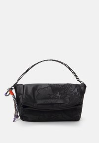 Czarna kopertówka z tłoczonym kwiatowym wzorem, łańcuszkowym paskiem i kolorowymi akcentami z frędzli. Wykonana z teksturowanego syntetycznego materiału.