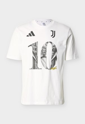 Camiseta blanca de manga corta con el número 10 grande que presenta arte de estatua clásica, logo de Adidas a la izquierda, logo de Juventus a la derecha y una pequeña firma amarilla.