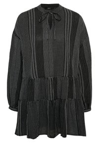 Vestido negro con un cuello alto, mangas largas y un detalle de lazo. Presenta un dobladillo en capas y un estampado de finas rayas verticales blancas.