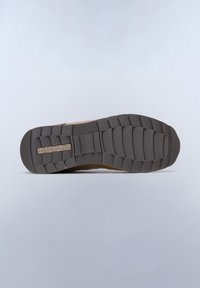 Sole di sneaker marrone con gomma testurizzata, caratterizzata da un motivo per il grip. Logo "Napapijri" impresso sul lato. Design della punta piatta e arrotondata.