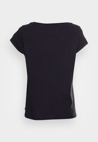 Sort kortærmet T-shirt med rund hals set fra ryggen, med et enkelt design og opfoldede ærmeender på en hvid baggrund.