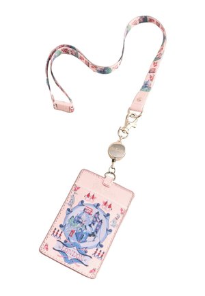 Roosa kaelapael lilleliste ja Londoniteemaliste illustratsioonidega, mis on kinnitatud kaarditaskule, kus on kujutatud Londoni maamärke ja teksti.