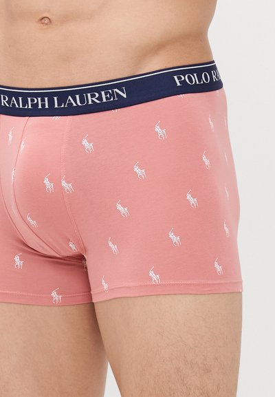 Moški bokserci v mehkem roza bombažu z belim vzorcem polo igralca, s temnim modrim pasom z logotipom "POLO RALPH LAUREN".