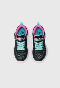 Zwarte waterafstotende sneakers met turquoise accenten, voorzien van vlinder- en sterpatronen, verstelbare band en witte zolen.