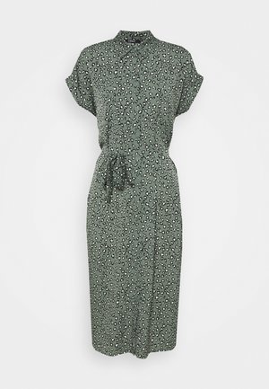 Robe verte à imprimé léopard avec des manches courtes, un boutonnage sur le devant, un col et un détail de ceinture à nouer. Tissu léger à texture douce.