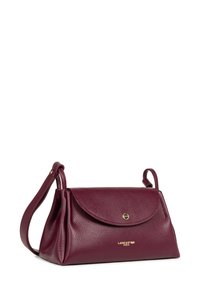 Borsa in pelle borgogna con superficie testurizzata, pattina ripiegata e logo dorato. Presenta una tracolla e una forma rettangolare compatta.