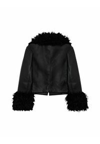 Czarna skórzana kurtka z puszystym, czarnym futrem sztucznym przy kołnierzu i mankietach. Posiada skrócony krój z prostym tyłem i minimalną ilością elementów metalowych.