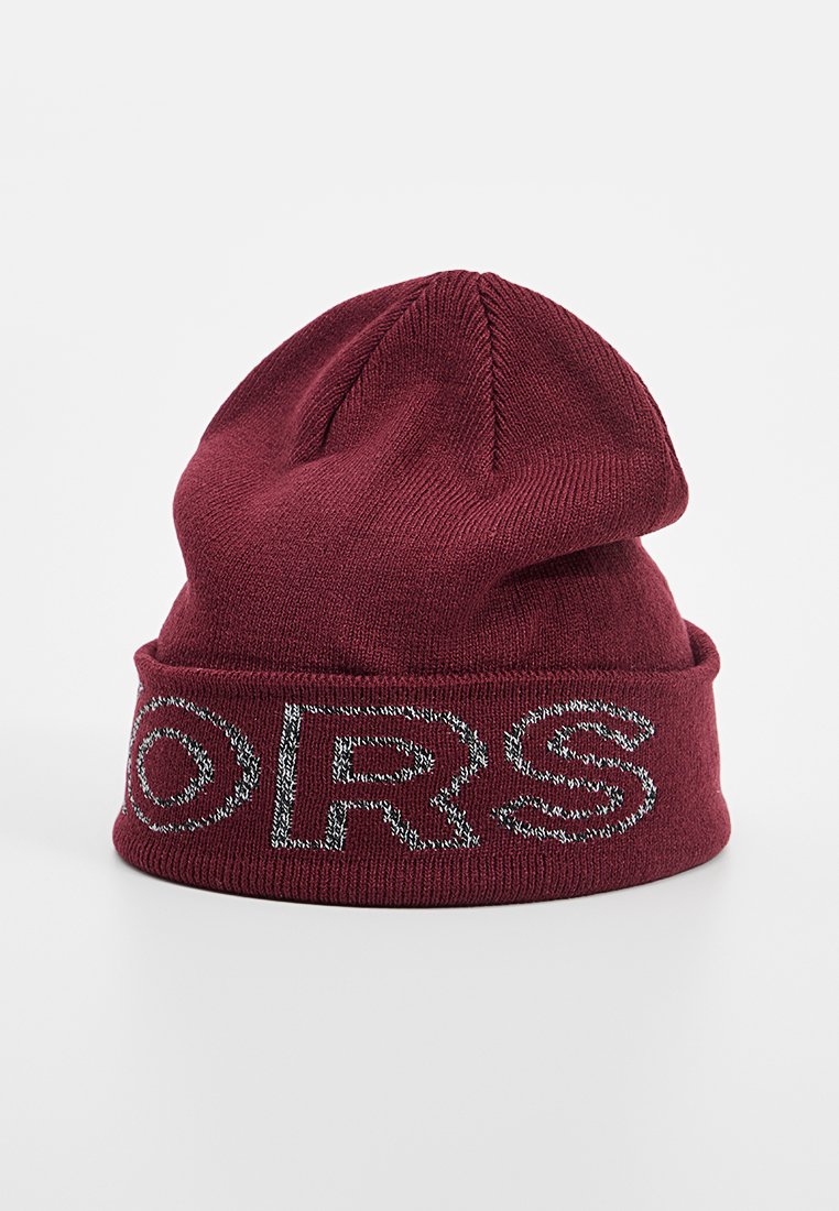Burgunderfarbene Strickmütze mit weicher Textur, ausgestattet mit einem umgeschlagenen Bündchen und silberner, gestickter Schrift am Rand.