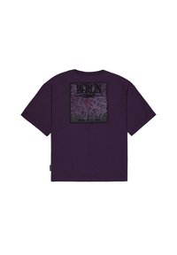 T-shirt en coton violet avec un imprimé graphique noir au dos, présentant une carte et un motif de cœur dans un cadre carré. Manches courtes.