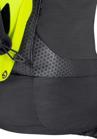 Schwarzer und gelber Sport-Rucksack mit strukturierten Paneelen, inklusive einem auffälligen Logo und kontrastierenden glatten sowie gemusterten Materialien.