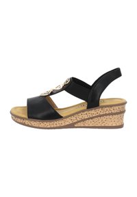 Zwarte leren wedge-sandaal met een brede band, elastische zijband, kurk-textuurzool en een gouden hardwareaccent aan de bovenkant.