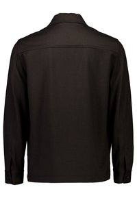 Camisa negra de manga larga con un corte recto en la parte posterior, cuello y puños abotonados. Textura de tela suave con detalles de diseño mínimos.