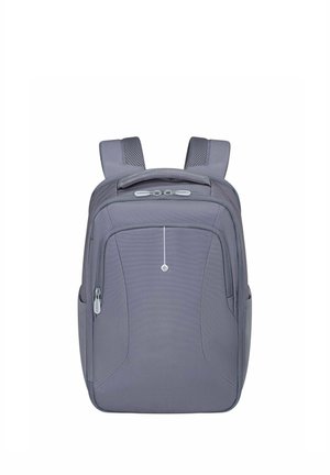 Sac à dos gris avec bretelles rembourrées, poches avant zippées et une poignée supérieure, isolé sur fond blanc.