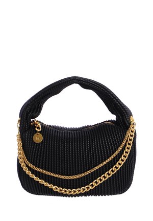 Bolso de mano negro con textura, asa curva y dos cadenas doradas decorativas, que presenta un pequeño colgante dorado redondo cerca de la cremallera.