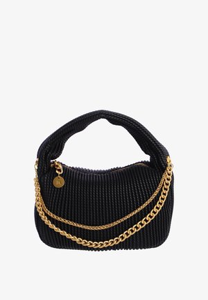 Bolso de mano negro con textura, asa curva y dos cadenas doradas decorativas, que presenta un pequeño colgante dorado redondo cerca de la cremallera.