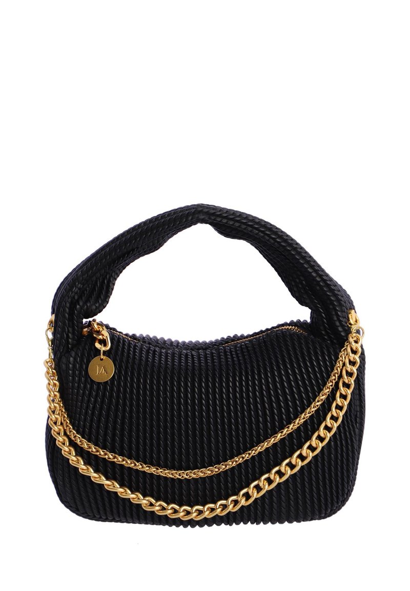 Bolso de mano negro con textura, asa curva y dos cadenas doradas decorativas, que presenta un pequeño colgante dorado redondo cerca de la cremallera.