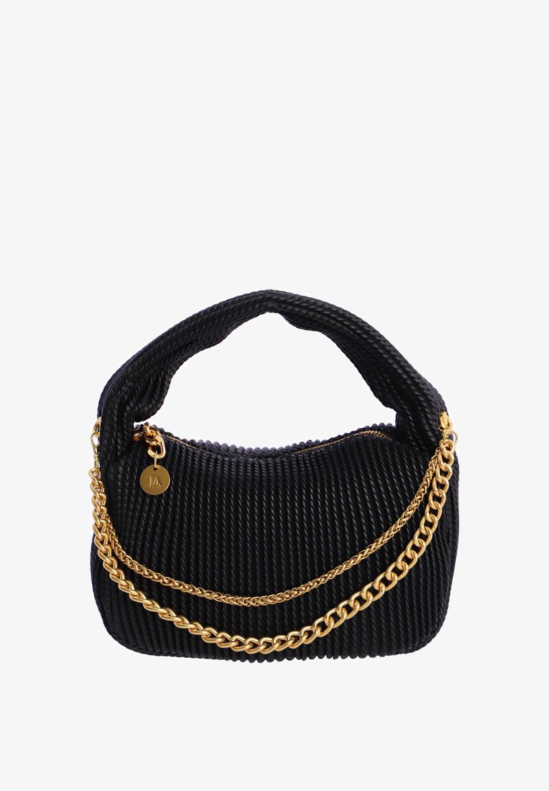 Bolso de mano negro con textura, asa curva y dos cadenas doradas decorativas, que presenta un pequeño colgante dorado redondo cerca de la cremallera.