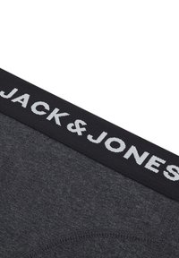 Grau farbene Boxer-Briefs mit einem schwarzen elastischen Bund, der mit dem weißen "JACK & JONES" Branding versehen ist. Weiches, dehnbares Material mit einer glatten Textur.