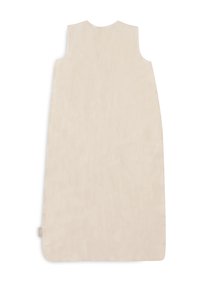 Sac de sommeil beige clair avec une surface texturée, sans manches, col rond et ourlet droit. Doté d'une petite étiquette de marque sur le côté.