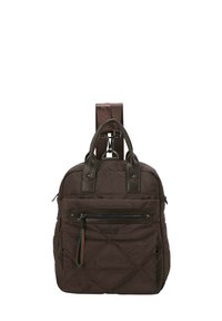 Mochila de tela acolchada marrón con detalles de cuero, bolsillo frontal con cremallera, dos asas superiores y correas traseras ajustables.