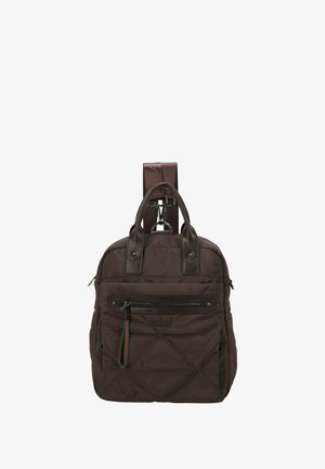 Mochila de tela acolchada marrón con detalles de cuero, bolsillo frontal con cremallera, dos asas superiores y correas traseras ajustables.