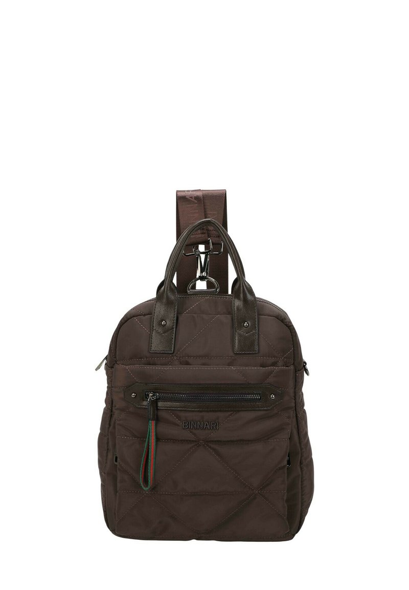 Mochila de tela acolchada marrón con detalles de cuero, bolsillo frontal con cremallera, dos asas superiores y correas traseras ajustables.