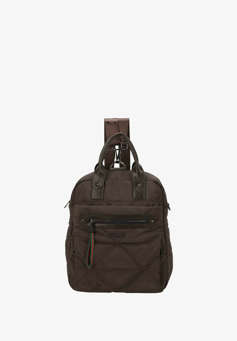 Mochila de tela acolchada marrón con detalles de cuero, bolsillo frontal con cremallera, dos asas superiores y correas traseras ajustables.