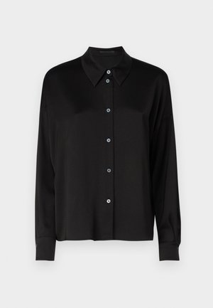 Czarna koszula z długim rękawem i klasycznym kołnierzykiem, z zapięciem na guziki w niebieskim kolorze oraz gładkim, teksturowanym materiałem.