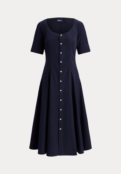 Μίντι φόρεμα σε ναυτικό μπλε με κοντά μανίκια, στρογγυλή λαιμόκοψη, εφαρμοστή μέση και λευκή κουμπωτή λεπτομέρεια μπροστά σε φαρδιά φούστα.