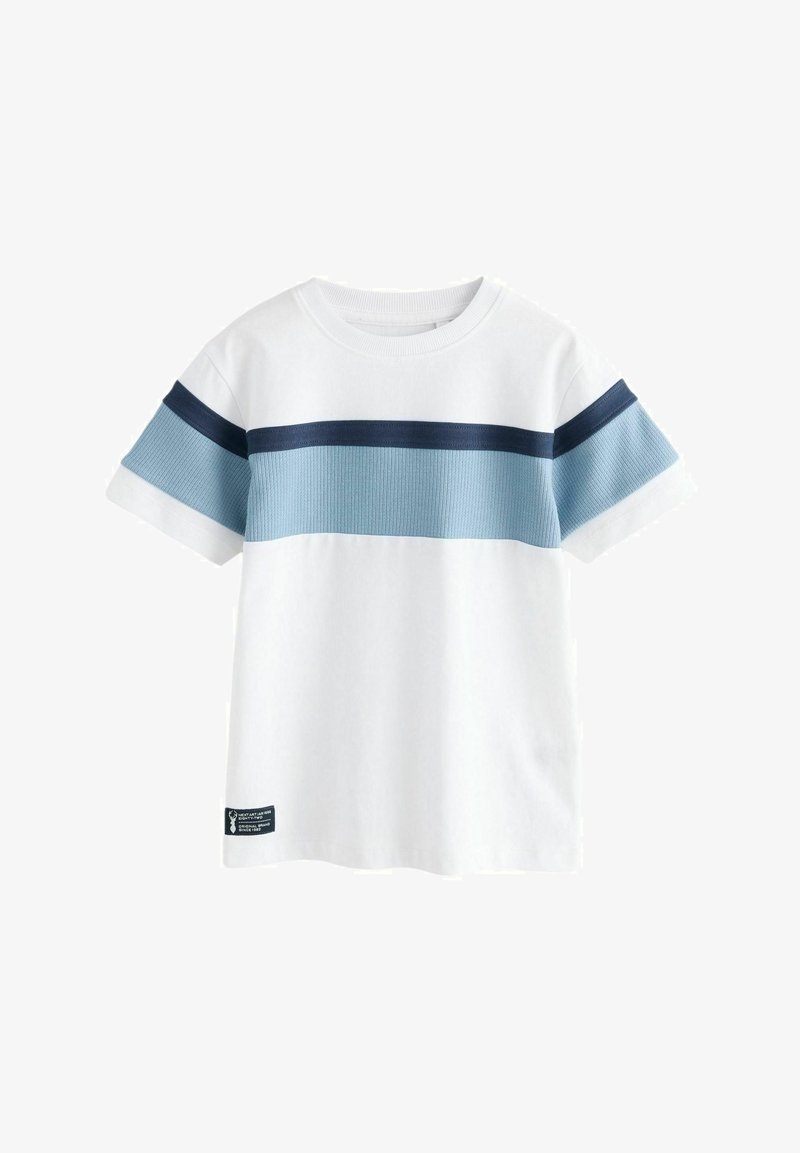 Weißes Baumwoll-T-Shirt mit einem horizontalen hellblauen Rippstreifen und dunkelblauen Akzenten an den Ärmeln. Verfügt über ein kleines Logopatch am Saum.