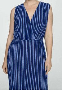 Robe bleu marine avec des rayures verticales bleues, décolleté en V, sans manches, taille froncée et tissu fluide.