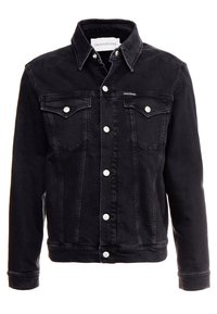 Černá džínová bunda s klasickým límcem, zapínáním na knoflíky vpředu, dvěma kapsami na prsou a bílými ozdobnými stehmi.