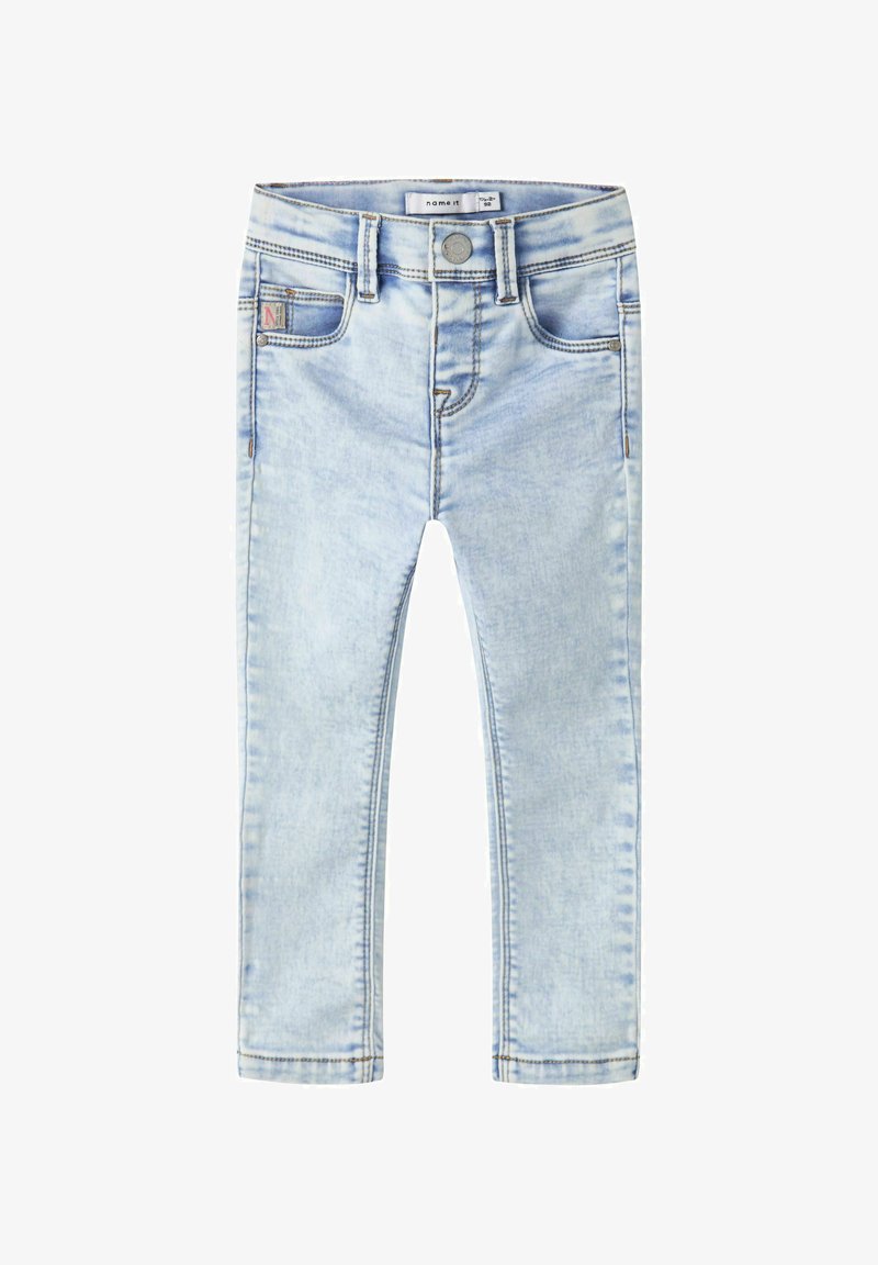 Jean en denim bleu clair avec une coupe slim. Comprend cinq poches, passants pour ceinture et une fermeture par bouton. Effet légèrement délavé et détails de couture subtils.