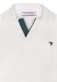 Hvid polo shirt med en grøn V-hals og et lille blåt fuglelogo på brystet. Stoffet ser blødt og struktureret ud. Mærket er synligt.